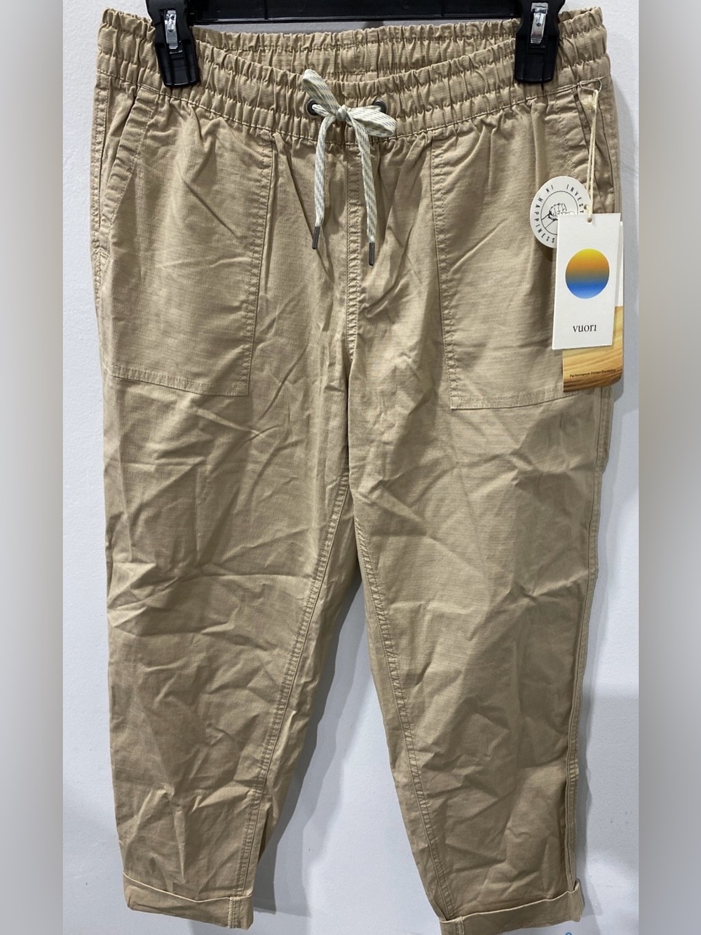 Vuori Womenโs Tan Drawstring Capris